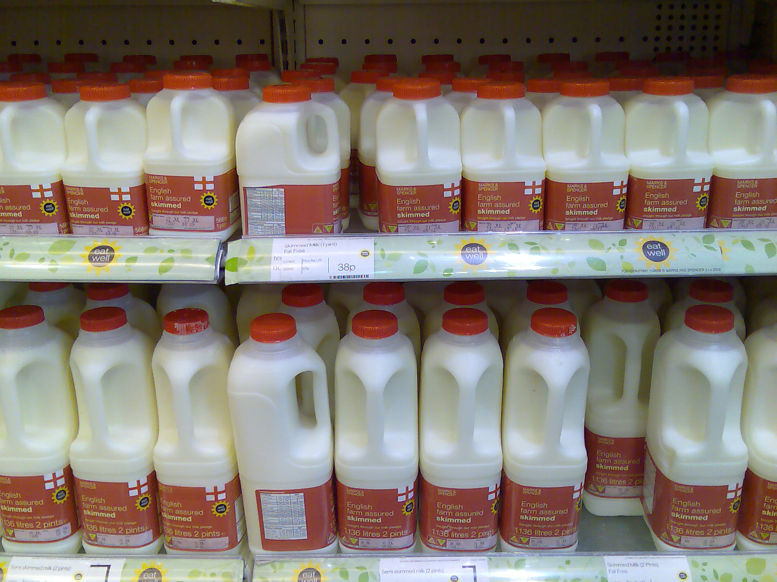 Молочная продукция запрет. Американские молочные продукты. Американское молоко. Американский молочный продукт. Бутылка молока в Америке.